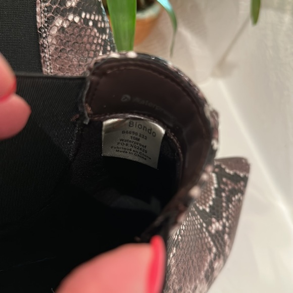 Blondo Emelia Snakeskin Print Waterproof Pointed Toe Booties Boots Shoes Snake - Picture 3 of 11